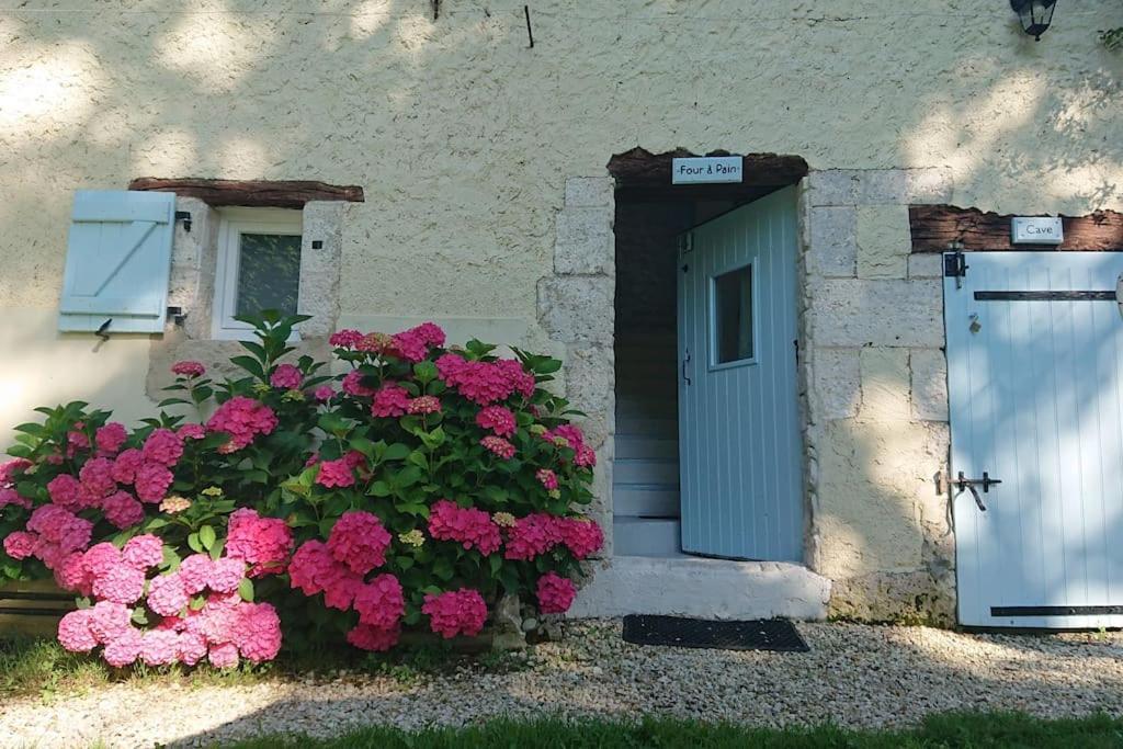 Entire Apartment With Swimming Pool Near Aubeterre Saint-Romain  Exterior photo