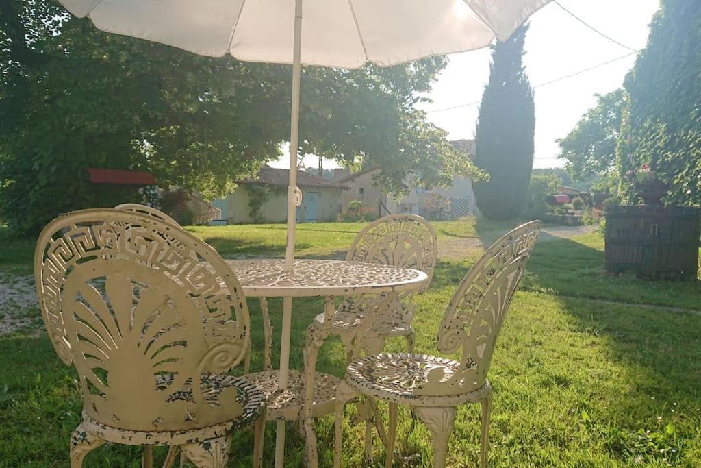 Entire Apartment With Swimming Pool Near Aubeterre Saint-Romain  Exterior photo