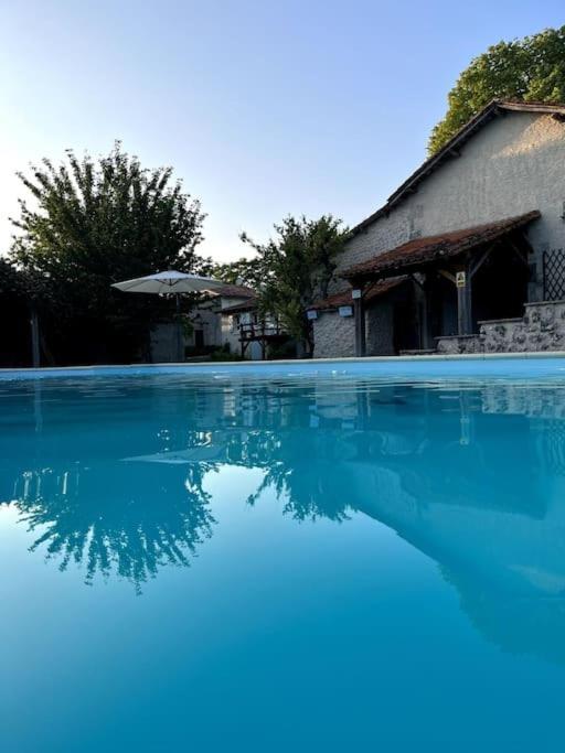 Entire Apartment With Swimming Pool Near Aubeterre Saint-Romain  Exterior photo