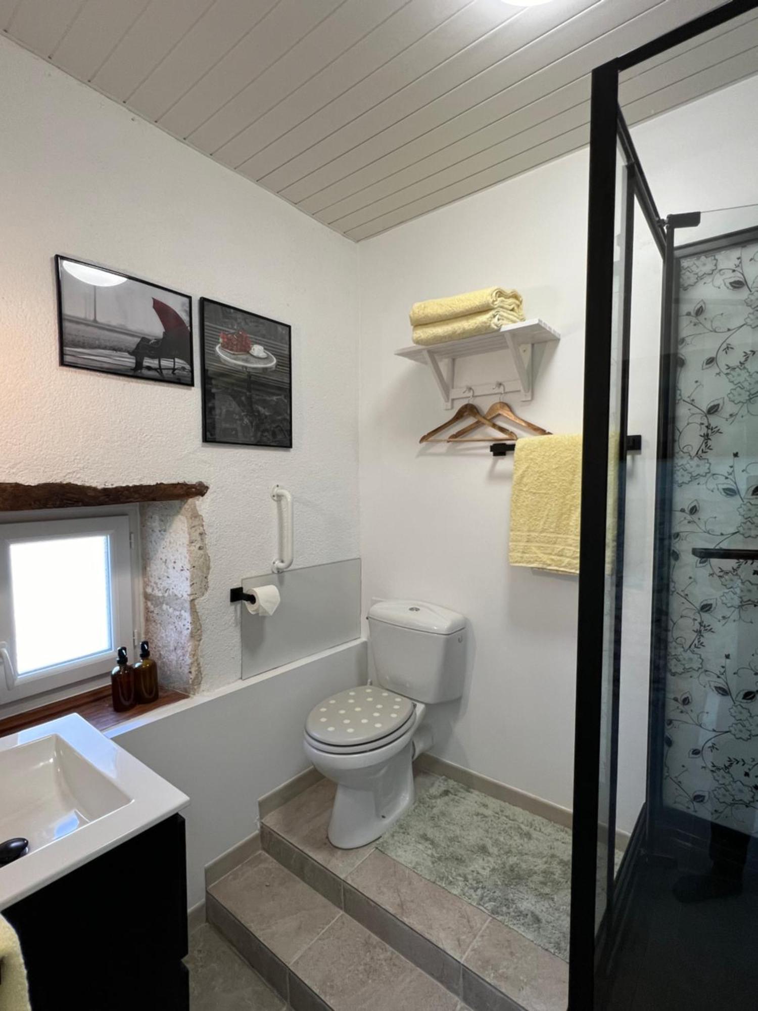Entire Apartment With Swimming Pool Near Aubeterre Saint-Romain  Exterior photo