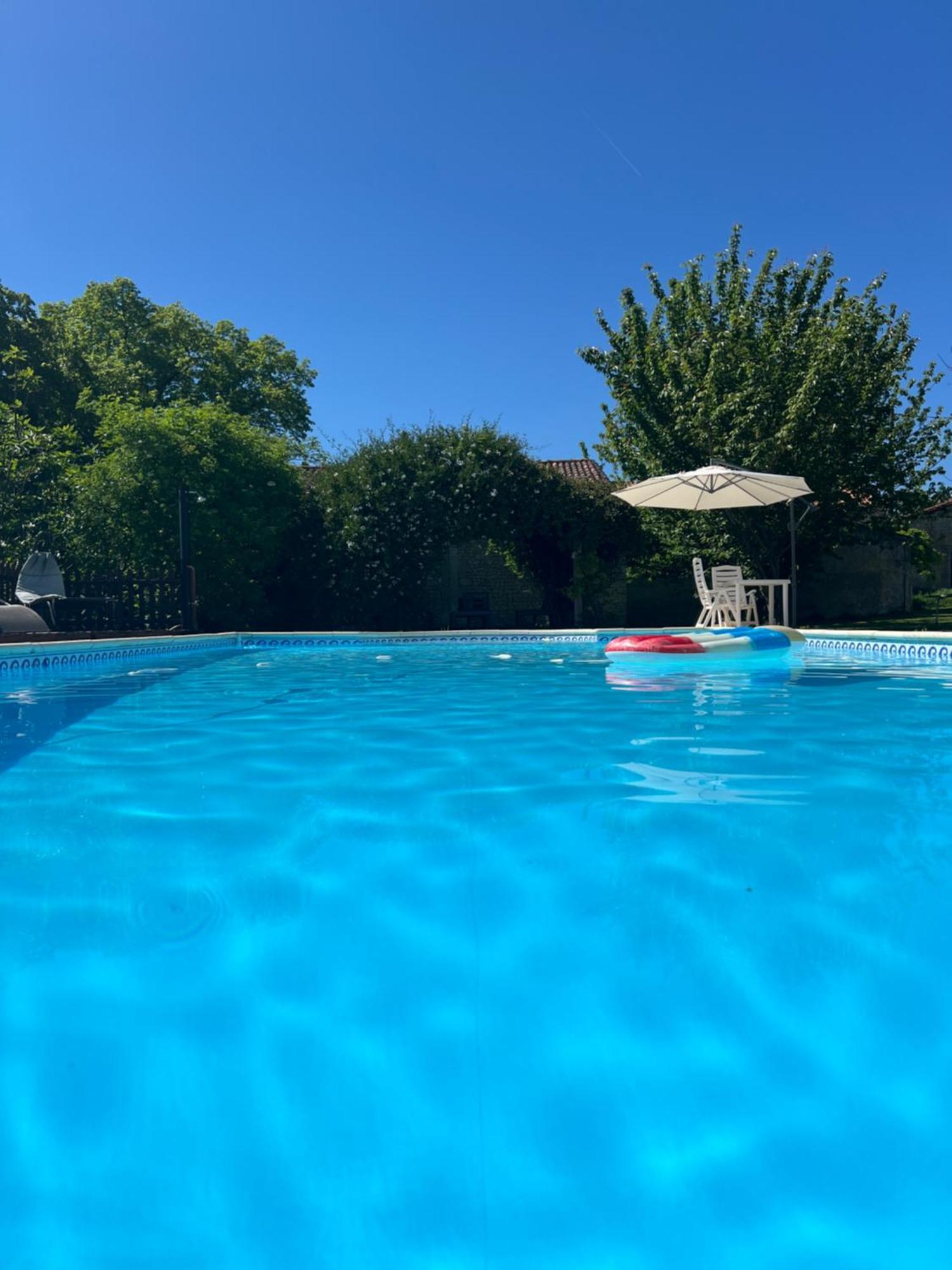 Entire Apartment With Swimming Pool Near Aubeterre Saint-Romain  Exterior photo