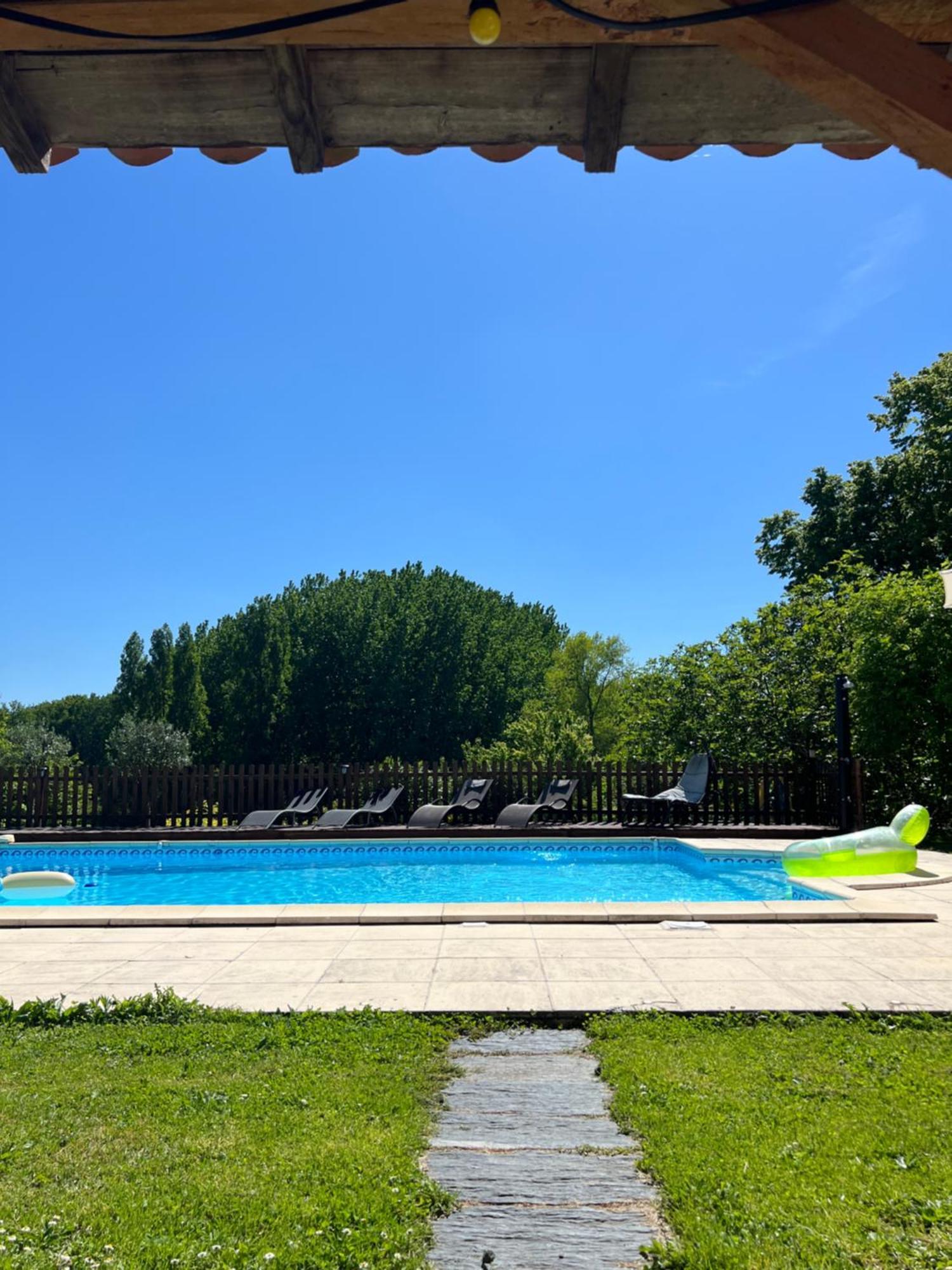 Entire Apartment With Swimming Pool Near Aubeterre Saint-Romain  Exterior photo