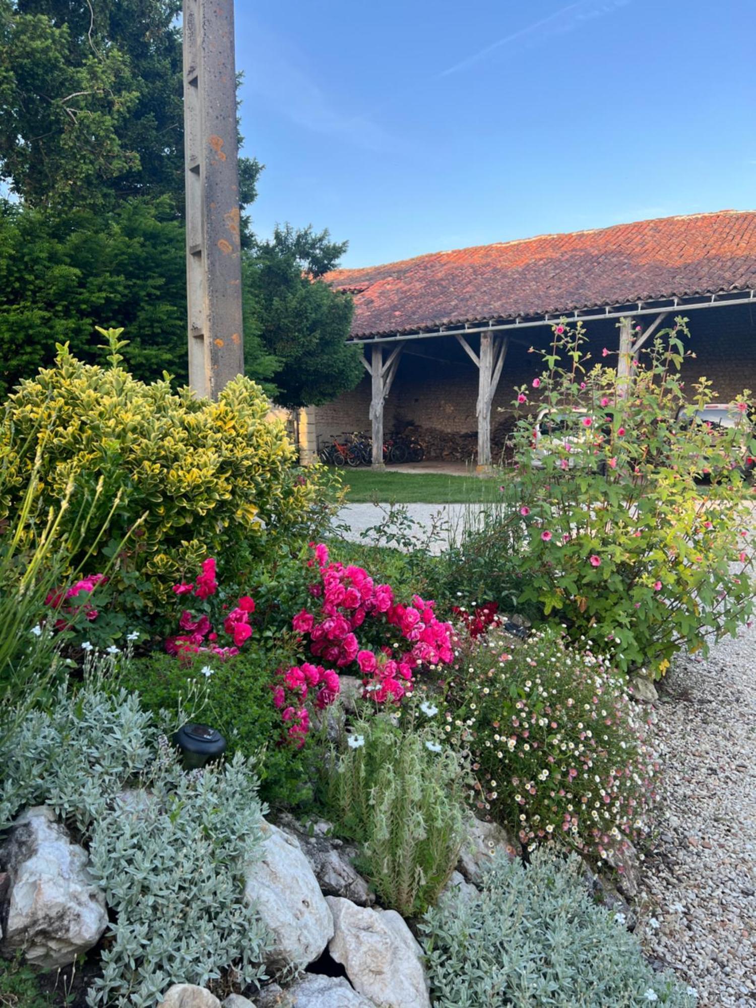 Entire Apartment With Swimming Pool Near Aubeterre Saint-Romain  Exterior photo