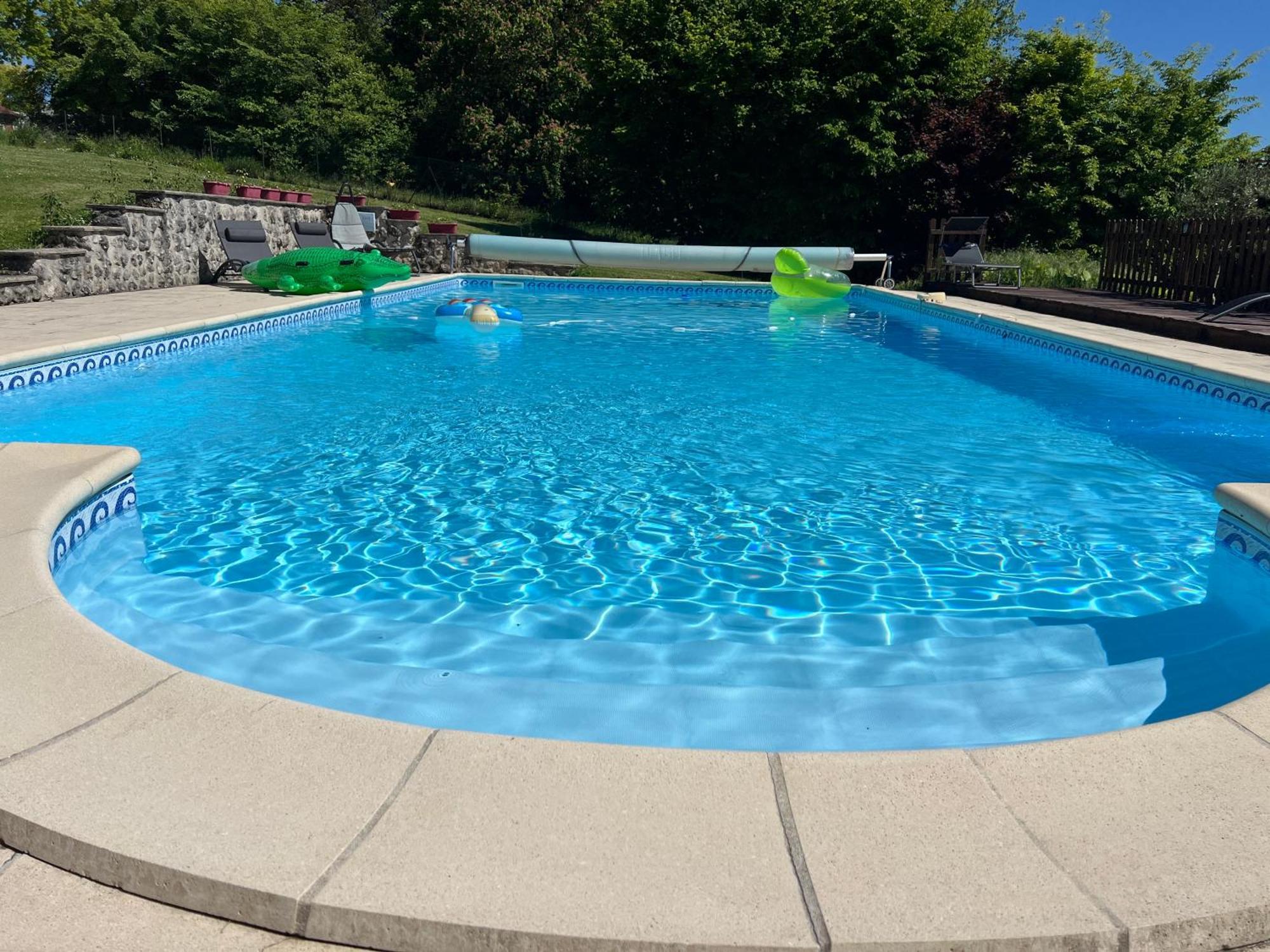 Entire Apartment With Swimming Pool Near Aubeterre Saint-Romain  Exterior photo